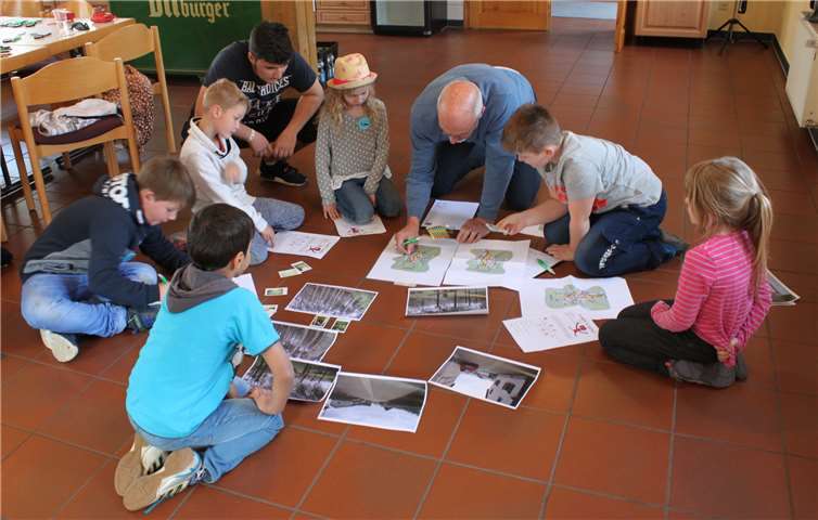 Ausgestattet mit Lupe, Sofortbildkameras, Ortsplänen, roten und gelben Punkten sowie einem Fragebogen machten sich die Kinder auf den Weg, ihren Ort Antweiler genau unter die Lupe zu nehmen.Foto: privat