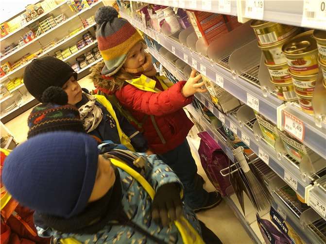 Ausgestattet mit Rucksäcken und Tüten machten sich die Kinder zusammen mit ihren Erziehern auf den Weg in die Stadt, um umfangreiche Vorräte wie Futter, Decken und Spielzeug für die Tiere zu erwerben.  Foto: Kita Hummelnest