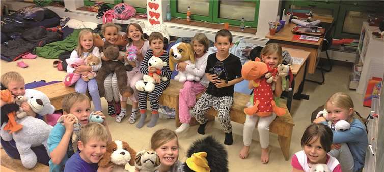 Ausgestattet mit Schlafsack, Isomatte, Kuscheltier und Lieblingsbuch freuten sich die Kinder der 2a auf ihre erste gemeinsame Lesenacht.privat