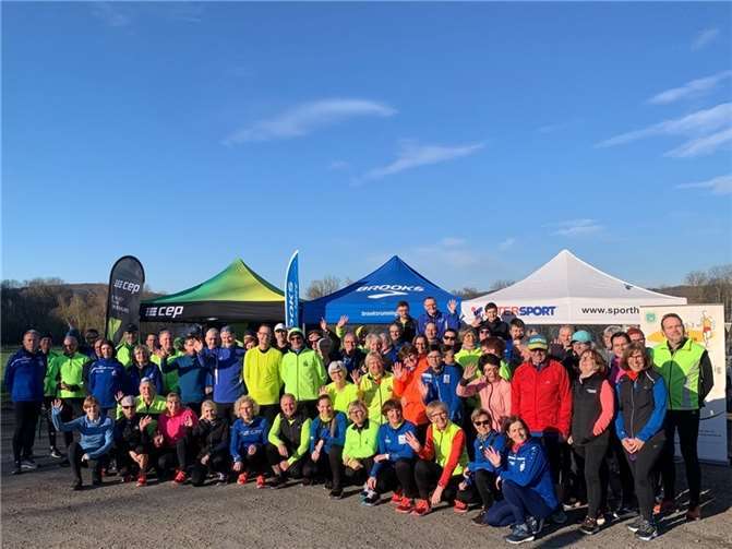 Ausgestattet mit Testschuhen vor dem Training am Laacher See.  Foto: Klaus Jahnz