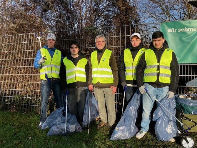 Ausgestattet mit Warnwesten, Greifern und Müllsammelwagen konnte die vereinbarte Aktion an einem Samstagvormittag in die Tat umgesetzt werden.Foto: privat