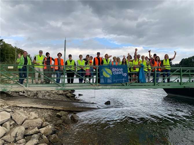 Ausgestattet mit Warnwesten, Handschuhen, Greifzangen und Müllsäcken ging es ans Müll sammeln. Foto: privat