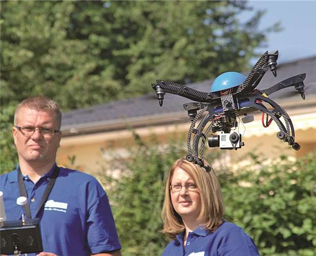 Ausgestattet mit einer Videokamera und einer Zusatzkamera kann das Fluggerät große und schwer erreichbare Dächer anfliegen und auf Schäden kontrollieren, ohne es betreten zu müssen. US