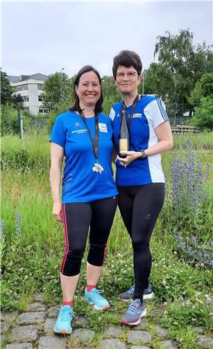 Ausgestattet mit leckerem Wein von der Ahr und der Medaille freuen sich Constanze Pleinen (rechts) und Nicole Krystkowiak über ihre Leistung.  Foto: Elisabeth Waldorf