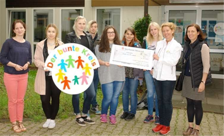 Ausgestattet waren die Schüler und Schülerinnen mit einem Scheck in Höhe von 400 Euro für die Arbeit des Bunten Kreises Rheinland.privat