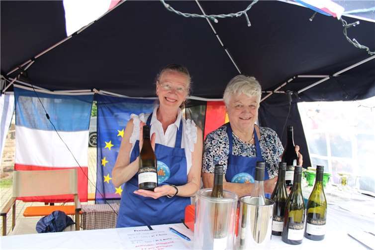 Ausgesuchte Ahr-Weine waren beim Partnerschaftsverein Swisttal-Quesnoy im Ausschank.  Fotos: DU