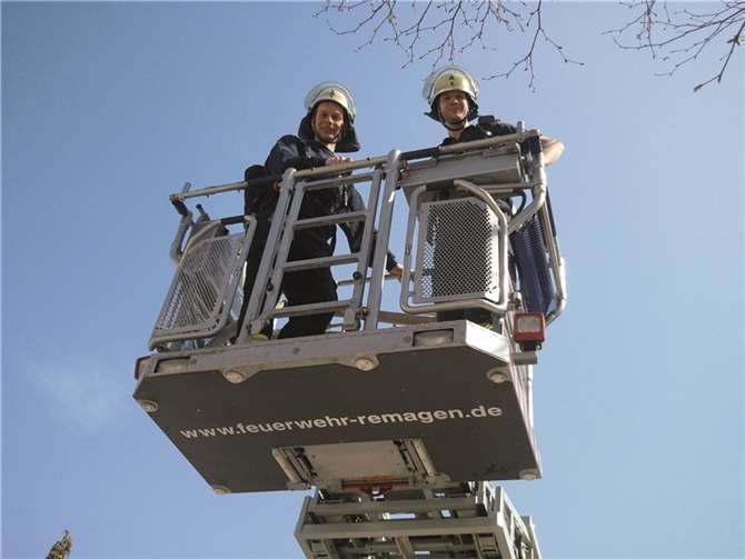 Ausgesuchte Maschinisten lernten in regelmäßigen Beschulungen den Umgang mit der Drehleiter.