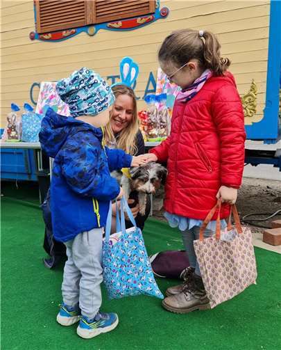 Ausgeteilt wurden sie von den Vertretungsosterhasen Karen Sander und Klaudia Skodnik, unter strenger Aufsicht von Bendgi, dem Hund von Klaudia Skodnik.