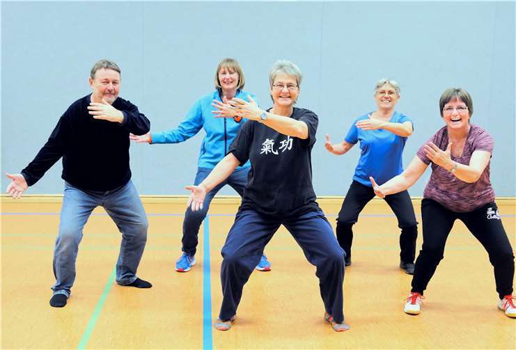 Ausgewählte Übungen aus den 15 Ausdrucksformen des Taiji-Qigong und dem Spiel der fünf Tiere.R. Weingarten