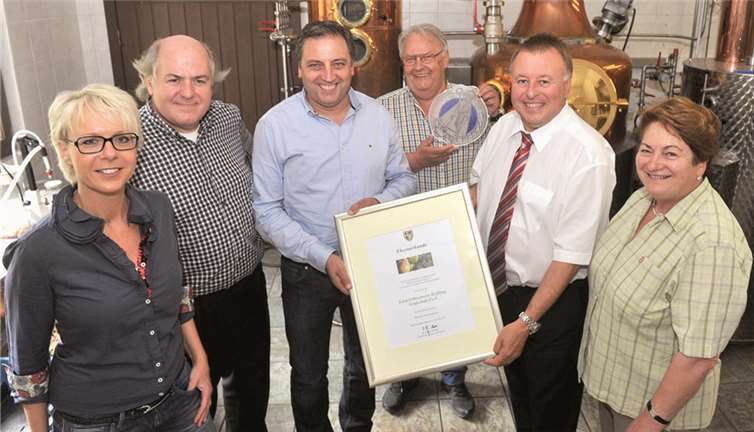 Ausgezeichnet: Christiane Kießling v.li. Stefan Steinheuer, Frank und Michael Kießling, Dr. Jürgen Pföhler und Inge Kießling in der familieneigenen Edelobstbrennerei in Grafschaft-Esch. KV-AW