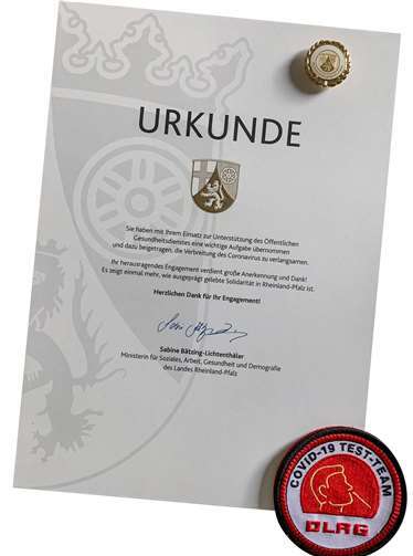 Ausgezeichnet: Die HelferInnen der DLRG Andernach erhielten für ihren Einsatz u.a. eine Urkunde und eine Gold-Plakette vom Gesundheitsministerium des Landes Rheinland-Pfalz sowie ein Patch für die Einsatzkleidung vom DLRG-Vorstand.