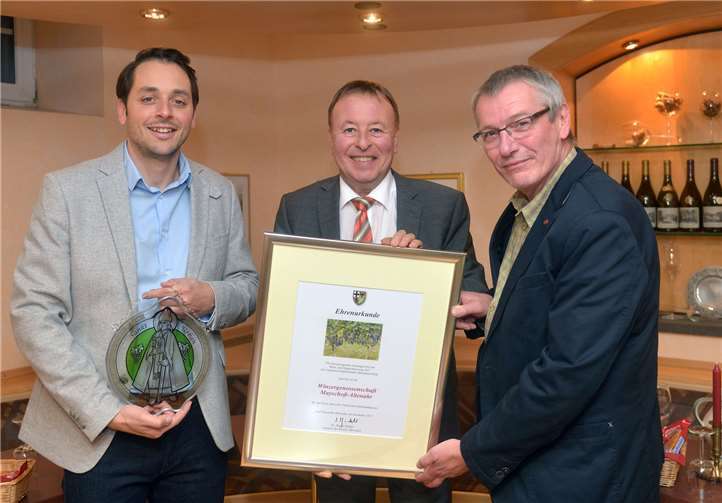 Ausgezeichnet: Matthias Baltes (v.l.), Dr. Jürgen Pföhler und Rolf Münster mit dem Glasschild des Heiligen Urban und der Ehrenurkunde des Kreises Ahrweiler.Kreisverwaltung Ahrweiler