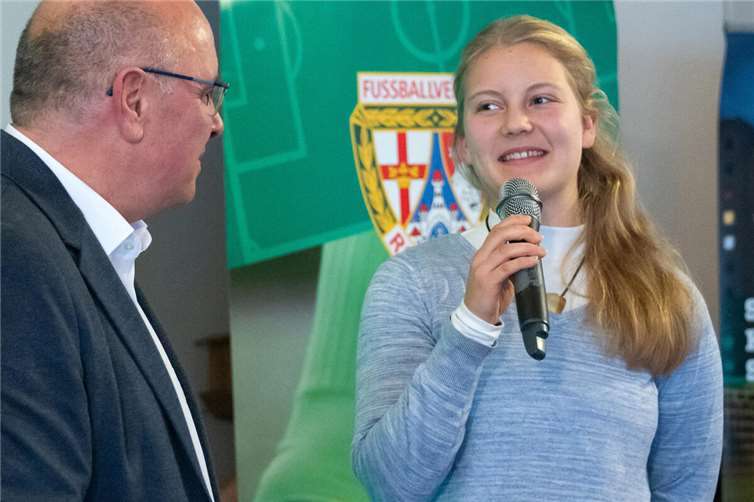 Tolle Menschen in den Ehrenämtern des Fußballsports Ausgezeichnet in der Kategorie „Danke Schiri“ Antonia von Kölichen (19) Schiedsrichterin im Kreis WW/Wied).