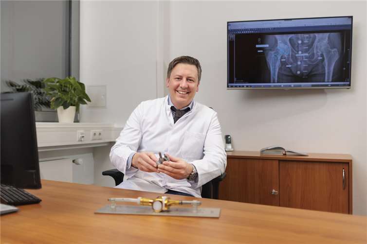 Ausgezeichnete Gelenk-Kompetenz: Chefarzt und Zentrumsleiter Prof. Dr. Jan Schmolders freut sich über das Zertifizierungs-Upgrade zum Endoprothetikzentrum der Maximalversorgung.  Foto: Joachim Gies | Marienhaus