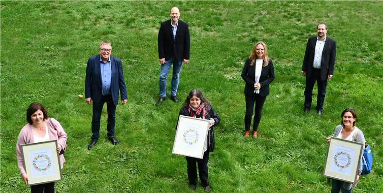 Ausgezeichnete Kindertagesstätten: Landrat Dr. Jürgen Pföhler (2.v.l.) überreicht Alice Kroll (Kita Storchennest Sinzig; 1.v.l.), Helga Pollig (Kath. Kita St. Pius Ahrweiler; 4.v.l.) und Karin Kick (Städt. Kindertagesstätten Bad Neuenahr; r.) die Förderbescheide im Beisein von Fachbereichsleiterin Siglinde Hornbach-Beckers 5.v.l.) sowie Jugendamtsleiter Holger Lind (3.v.l.) und Abteilungsleiter Lars Leyendecker (2.v.r.). Foto: Ralf Schuhmann