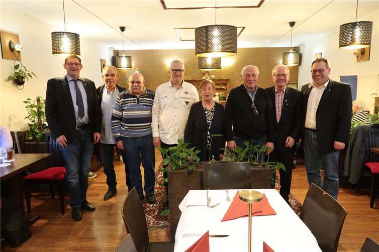 Ausgezeichnete Sterner Bürger für langjährige Mitgliedschaft und Geburtstagsjubiläum: Von links: 2. Vorsitzender Martin Orawetz, Gerd Schneider, Gerd Profitlich, Guido Labonte, Martha Thalheim, Peter Frings, Walter Thomas, Vorsitzender Boris Adams.  Foto: Roland Thees