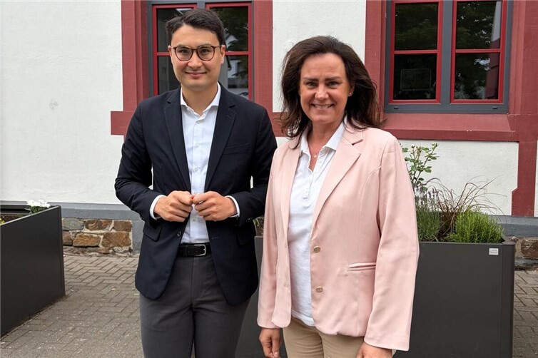 Ausgezeichneter Kiosk und extra Förderung: Beim Besuch in der Grundschule Wallersheim informierten sich Bildungsministerin Ute Eiling-Hütig und MdL Philip Rünz über die Arbeit der Schule. 