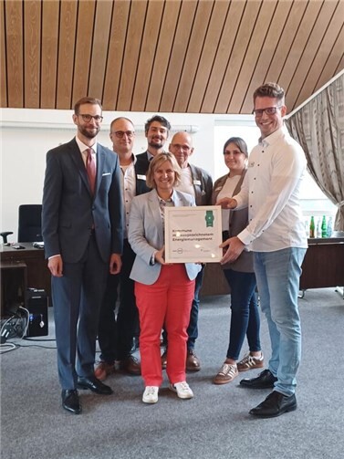 Ausgezeichnetes Energiemanagement in der VG Montabaur: Im Montabaurer Rathaus übergab Klimaschutzministerin Katrin Eder (Mitte) das Kom.EMS-Zertifikat an Thilo Walet (r.), der es stellvertretend für das Energie-Team entgegennahm. Mit dabei waren Bürgermeister Ulrich Richter-Hopprich (l.) sowie (hinten v.l.) Markus Felsing, Johannes Noll und Michelle Najmula vom Energie-Team und (hinten Mitte) Alexander Kuhn von der Energieagentur.  Foto: : VG Montabaur / Christina Weiß