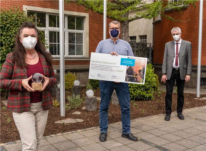 Ausgezeichnetes Projekt: Achim Jülich vom Rheinbacher Feierabendmarkt (Mitte) konnte sich über den Gewinn der Auszeichnung Westenergie Klimaschutzheld 2020 freuen. Bürgermeister Ludger Banken und Kommunalbetreuerin Lydia Bauer von Westenergie gratulierten.Foto: Stadt Rheinbach