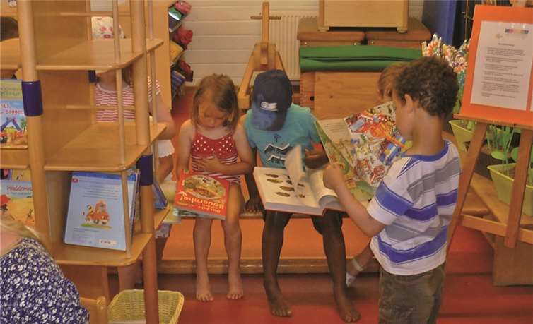 Ausgiebig durften die Kinder das Angebot der Bücherei durchstöbern. Privat