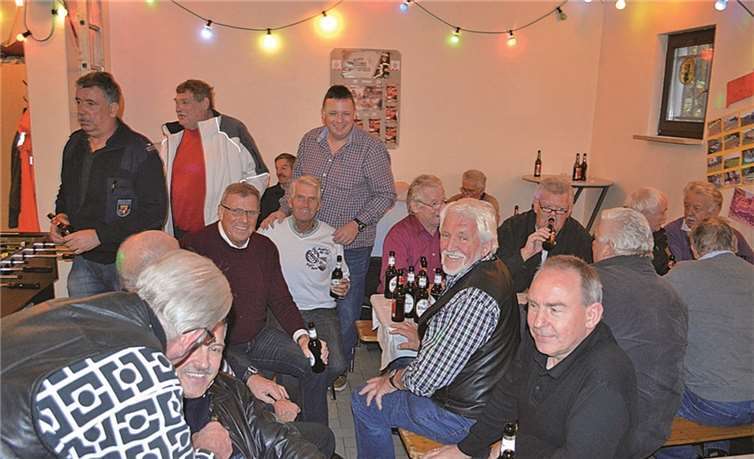 Ausgiebig gefeiert wurde auch der dritte Kirmestag von den aktiven und fördernden Mitgliedern der Feuerwehr im Gerätehaus. -ab-