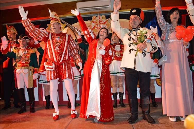 Ausgiebig gefeiert wurde das strahlende Prinzenpaar bei ihren ersten Alaaf-Rufen auf der Bühne. Fotos: AB