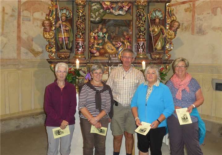 Aushändigung der Andenkenblätter durch Brudermeister Friedel Kläser in der Wallfahrtskapelle in Sankt Jost an Ingrid Kündgen (40), Annegret Vilz (50), Helga Sieburg (40) und Roswtha Mombauer (35 Jahre). privat