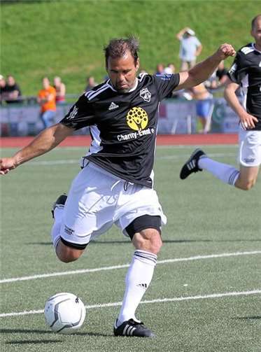 Aushängeschild der Tages war Ulf Kirsten der in seiner aktiven Zeit 100 Länderspiele für die DDR und die Deutsche Nationalmannschaft bestritt.