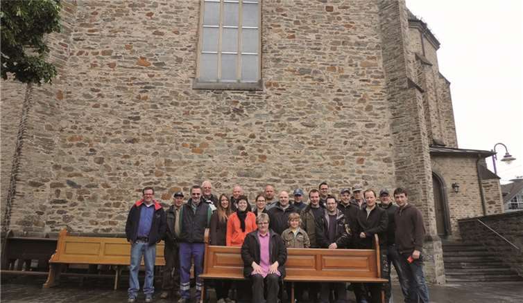 Auslagerung der Kirchenbänke zur Innenrenovierung von St. Bonifatius.privat