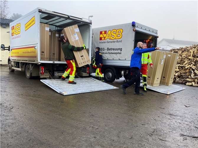 Auslieferung von Hilfsgütern durch ehrenamtliche Helfer. Foto: ASB Ahrweiler / Sabrina Kuhl