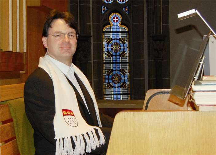 Ausnahme-Organist Sven Scheuren an der Walcker-Orgel der Kirche Johannes der Täufer in Brohl-Lützing.FA