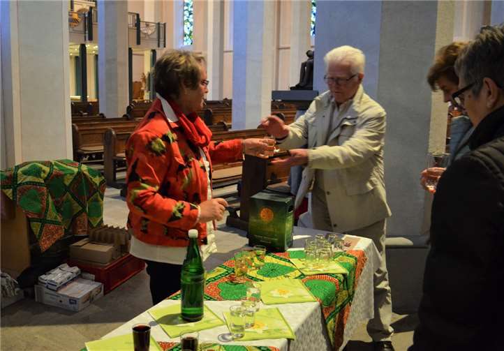 Ausreichend Wein und Brot wurde für die Besucher bereit gestellt.