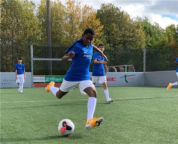 Ausrüster Nike schenkte ein ganzes Fußball-Ensemble und stellte die neuesten Fußballschuh-Modelle zum Testen zur Verfügung.