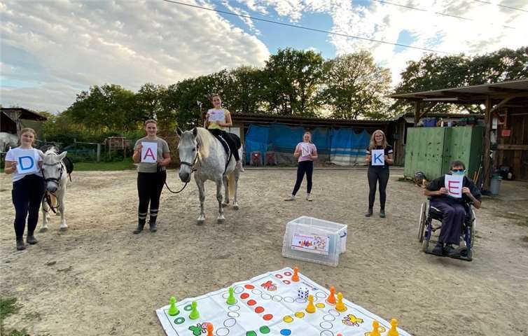 Ausrüstungsgegenstände und reitpädagogische und allgemeines Spielmaterial wurde dem Reitverein Bruchhausen gespendet. Foto: privat