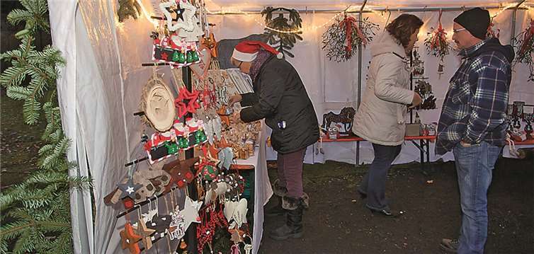 Ausschießlich Waren mit Bezug zur Adventszeit und zum Weihnachtsfest waren in Oberdreis im Angebot. WT