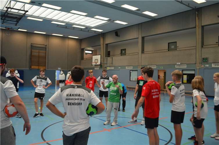 Ausschnitt aus den Trainingseinheiten mit Trainer Iljo Duketis (Bildmitte).
