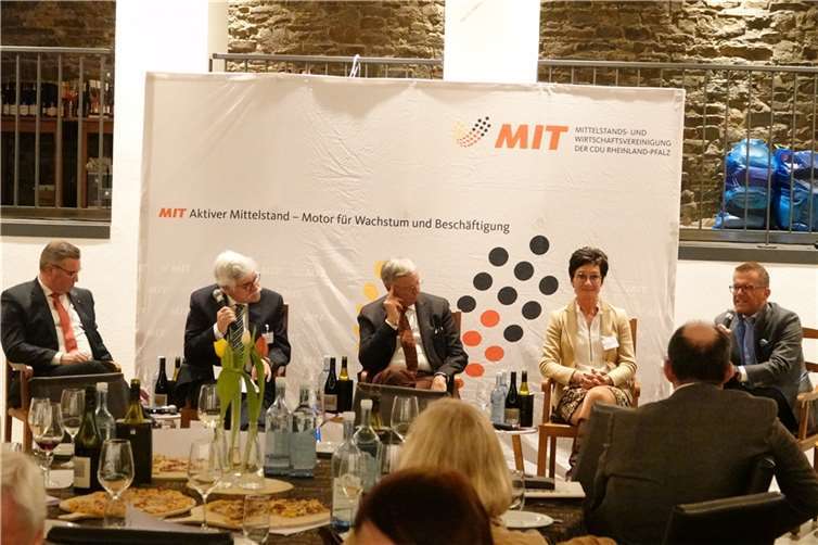 Für ein Gleichstellung von Meister und Master Ausschnitt des Podiums: (von links) Horst Gies, Elmar Lersch, Wolfgang Bosbach, Petra Schneider und Gereon Haumann.