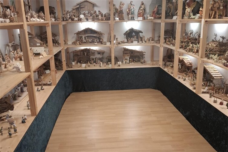 Ausschnitt unserer Krippenausstellung mit Blick auf Kunstharzfiguren sowie Holzfiguren aus dem Grödnertal.