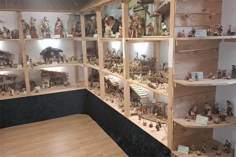 Ausschnitt unserer Krippenausstellung mit Blick auf Zusatzfiguren und Krippenzubehör.