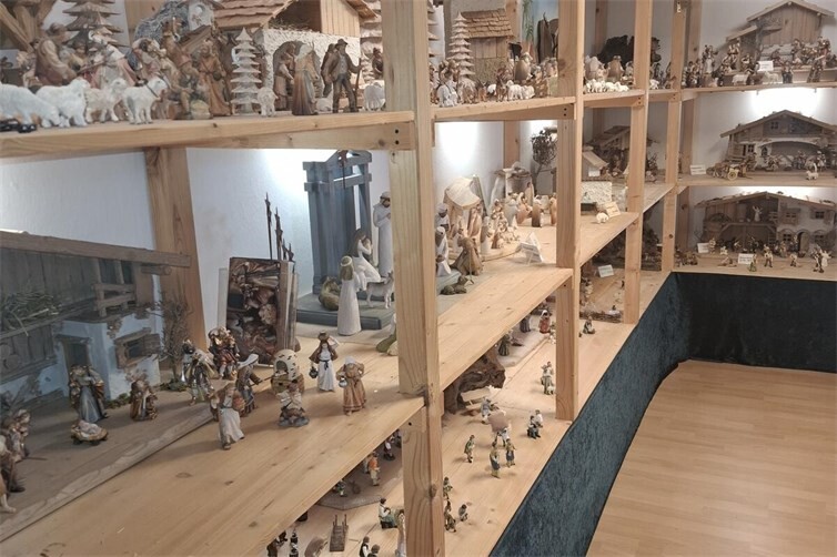 Ausschnitt unserer Krippenausstellung mit Blick auf die Willow-Tree Figuren sowie Holzfiguren aus dem Grödnertal.