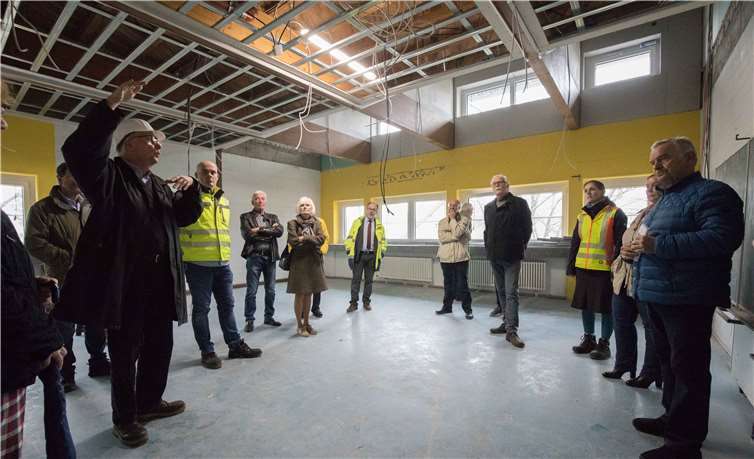 Ausschuss- und Ratsmitglieder informieren sich zum Stand der Sanierung in der katholischen Grundschule Merl.Fotos:CEW