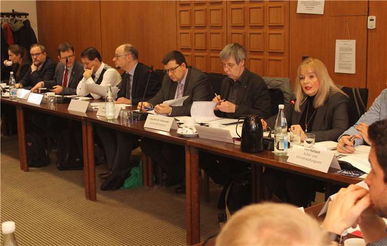 Ausschussmitglieder bei der konstituierenden Sitzung des neuen Ausschusses für Hochschulfragen.Quelle: Stadt Koblenz