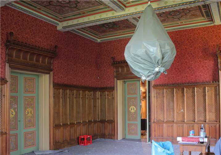 Außen wurden die Türen des Kultursaals braun gemasert gestrichen, an den Innenseiten erhielten sie einen blaugrünen Fond.Fotos: HG