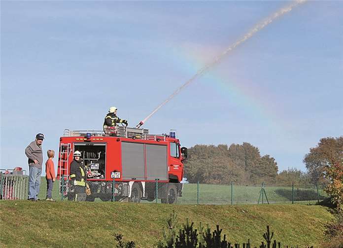 Außenangriff mittels Werfer TLF der Feuerwehr Ettringen.