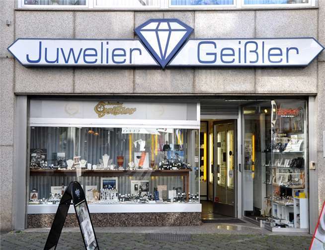 Außenansicht des 55-jährigen Mayener Unternehmens in der Göbelstraße 6. Es gibt tolle Jubelangebote für treue Kunden.