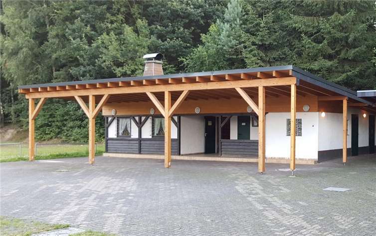 Außenbereich Grillhütte.