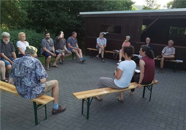 Außenordentliche Freiluft-Sitzung in eher kleiner Runde beim HBV in Bad Bodendorf. Foto: BL