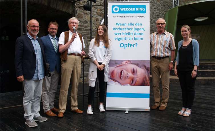 Außenstellenleiter Eberhard Brennholt (dritter von links) und die Mitarbeiter vom Weissen Ring auf der Bühne der Genovevaburg, eingeladen hatte die Opferorganisation Intendant Daniel Ris (zweiter von links). Foto: Schürer