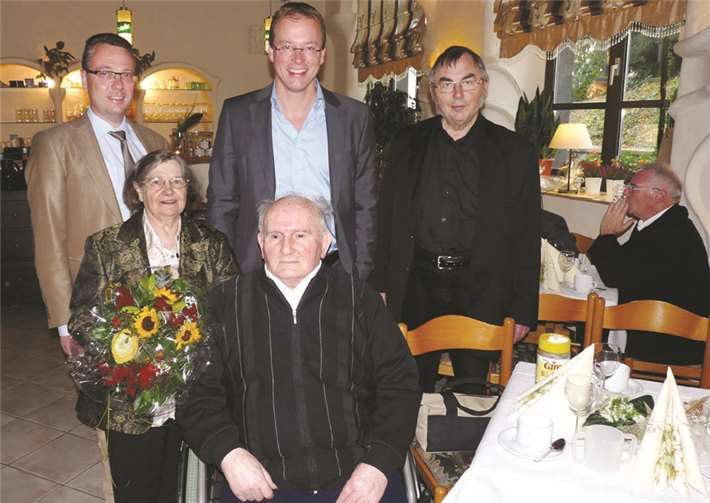 Außer Pastor Josef Karst (re.), mit dem die Eheleute Dernbach sich heute noch eng verbunden fühlen, gratulierten auch VG-Bürgermeister Jörg Lempertz und der 1. Beigeordnete der Stadt Mendig, Thomas Schneider. -SF-
