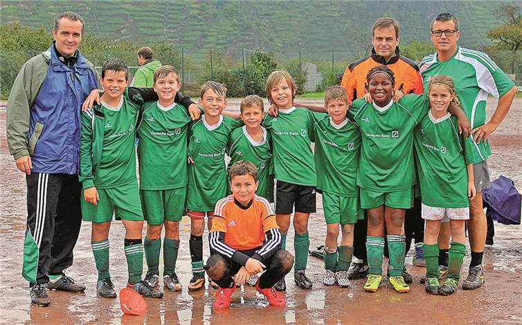 Außer dem Meisterschaftsstart stand auch das eigene Jugendturnier, bei dem die E-Jugend den dritten Platz belegte, auf dem Plan. Das Foto zeigt von links: Johannes Kaesberg, Sebastian Jung, Emilian Escher, Simon Schmitt, Nick Schilling, Noah Born, Wendy Wilkening, Judith Modigell und vorn Max Bretz, dazu die Trainer.privat